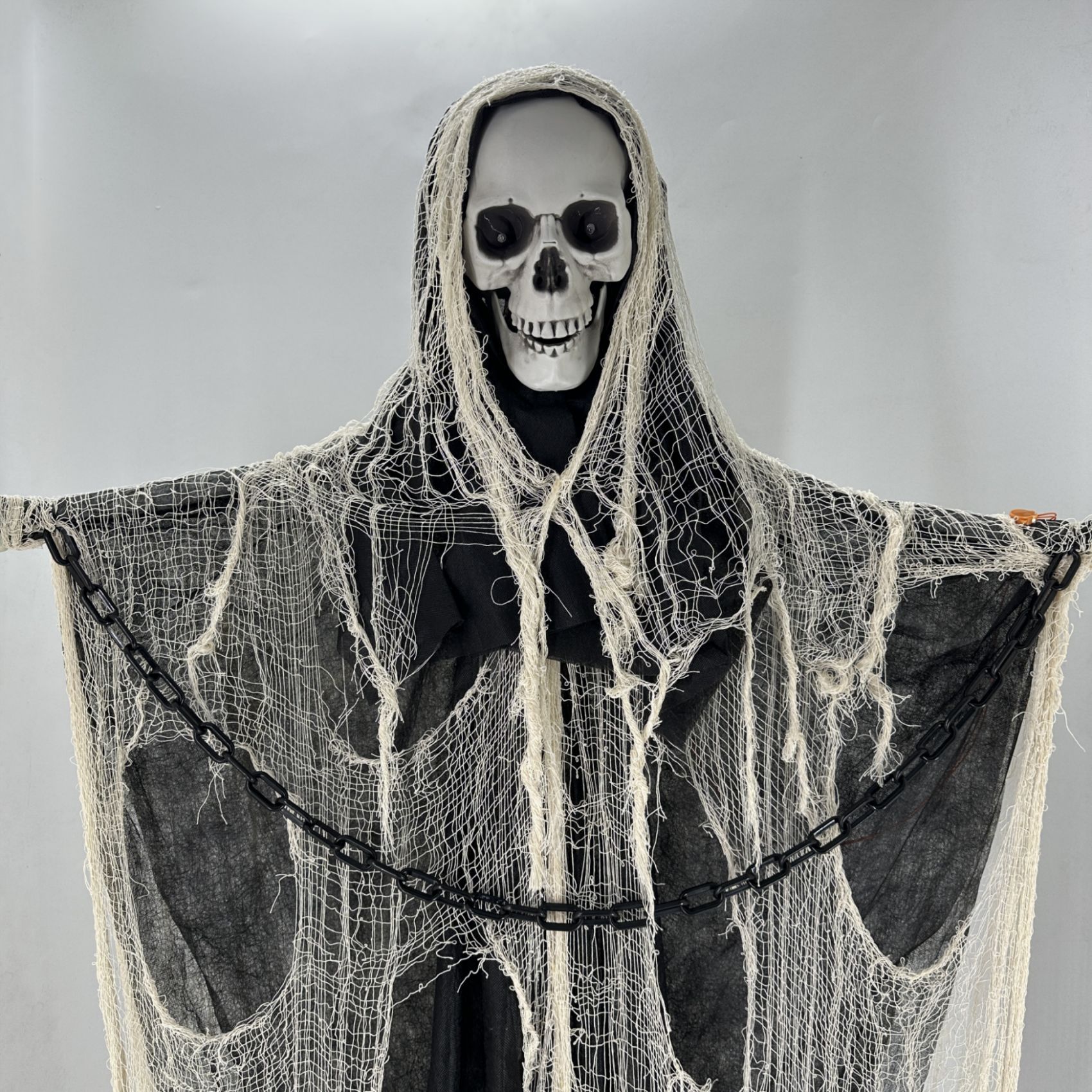 Nuevo arreglo de Halloween transfronterizo, decoración, esqueleto, fantasma de pie, detalles de malla, diseño de cadena, decoración de atmósfera de terror