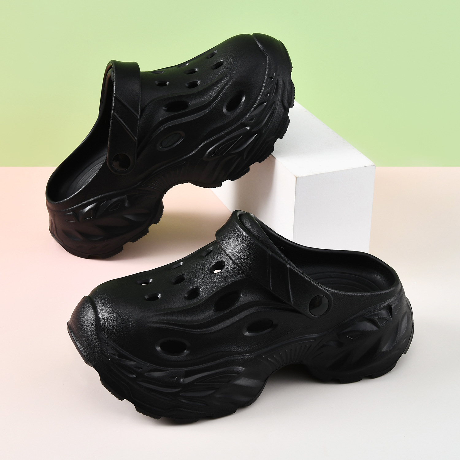 En nombre de los zapatos con agujeros para el cabello, uso externo para damas, nuevo estilo de verano, arrastre Baotou, sandalias y zapatillas de campamento EVA antideslizantes y transpirables