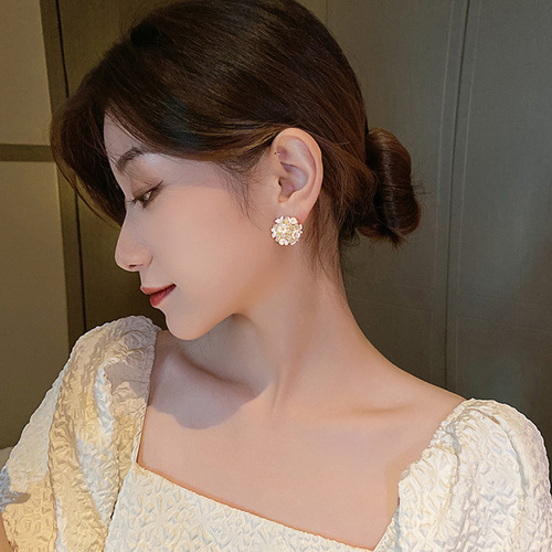 Luxury flowers shell pearl earrings 2024 new style trendy studs small design temperament high-end sense ear jewelry for women 