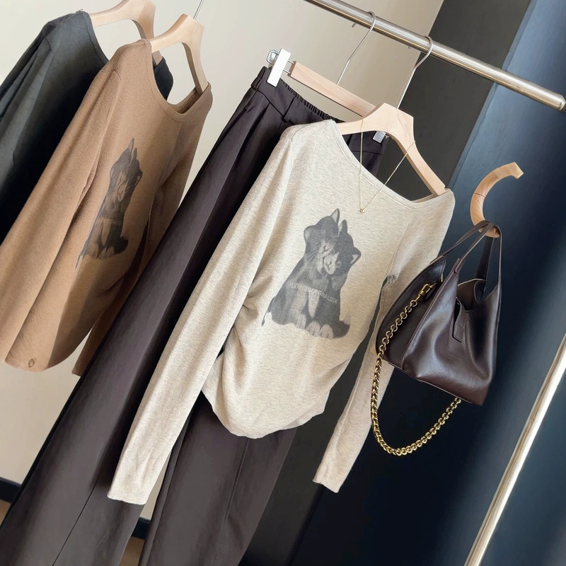 New one-shoulder, cat-print knit sweater, a fashionable and slim-fit inner layer for women, perfect for autumn, in a Korean style