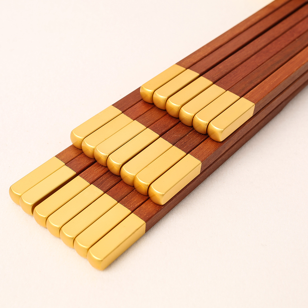 Palillos de madera con forma de alita de pollo para uso doméstico, palillos de madera maciza con parte superior redonda antideslizante, palillos de madera con parte superior de metal para uso comercial, palillos de regalo de madera sin pintura y sin cera.