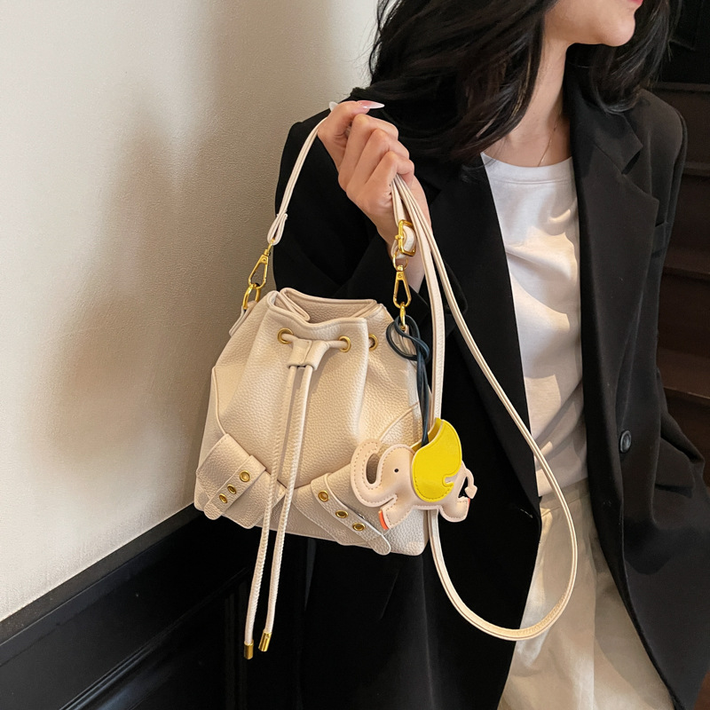 Moda de primavera y verano de alta gama bolso pequeño femenino 2025 nuevo estilo estilo coreano de moda bolso de cubo de aire extranjero bolso de mensajero de hombro de todo fósforo