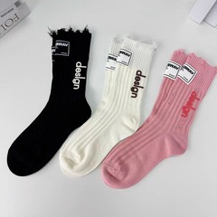 早春に穴を開けて乞食の滑り止め靴下の子供の布の標識のアルファベットのハイエンドのアイロンをかけて立体の大きいアルファベットのネットの赤い山の靴下を印刷します。