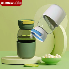 夏のコップは携帯でシンプルなコーヒーのコップを持っています。