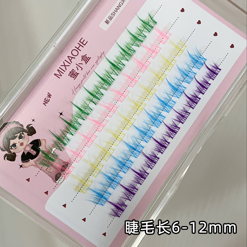 Cinco filas de pestañas postizas de colores