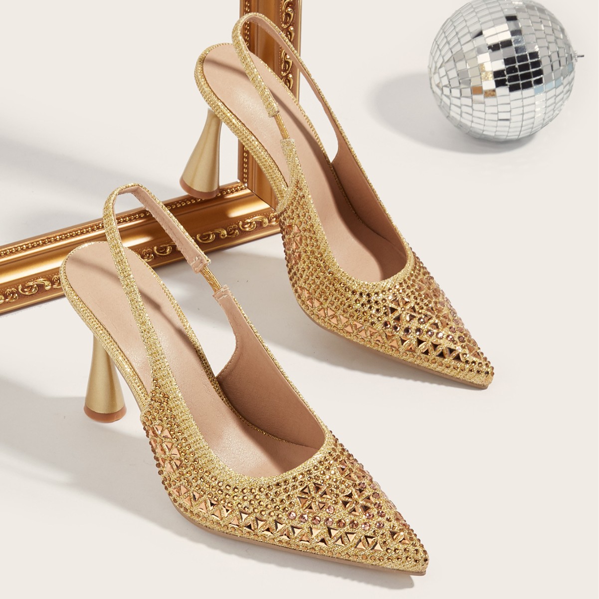 Comercio exterior tacones altos puntiagudos personalidad europea y americana sandalias de mujer sexy con zapatos de una sola palabra 2025