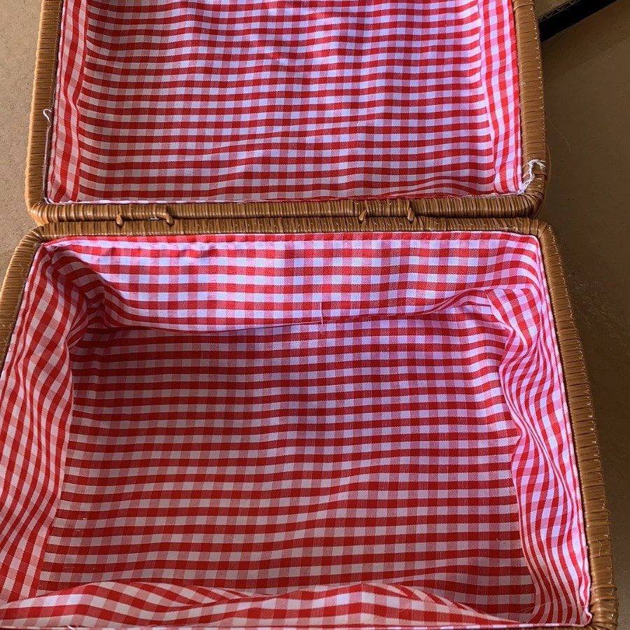 Venta al por mayor nuevo marco de hierro imitación ratán maleta vintage props cosméticos almacenamiento ratán caja mano caja de regalo