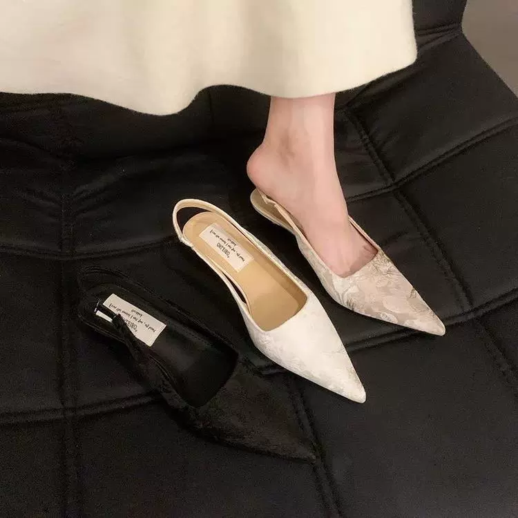 Французские остроконечные темпераментные сандалии женские 2024 летние новые плоские каблуки ретро нежный темперамент пустые одиночные туфли