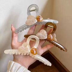 シンプルな大きいサイズのクリップ高級感があります。カレー色のヘアピンの後頭部は通勤サメのクリップの量が多いです。