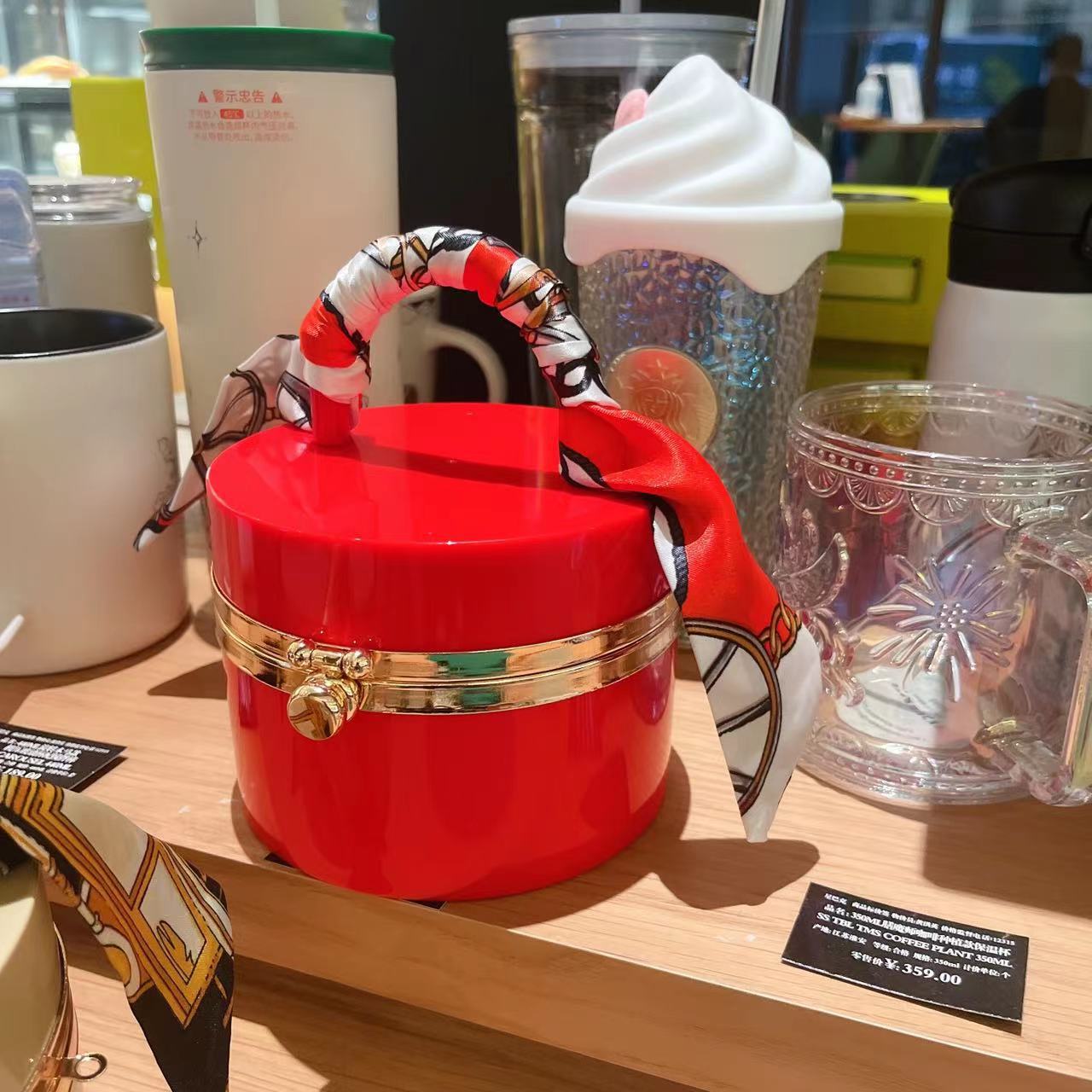 The 2025 new style women's bag is a trendy and fashionable candy-colored acrylic bag, a hand-held silk scarf, a lockable dinner bag, and a box bag undefined