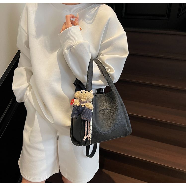This year's popular bags for ladies are the 2025 new Korean-style simple and versatile crossbody bag and the retro commuting hand-held bucket bag undefined