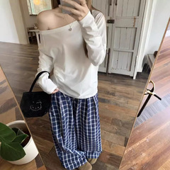 アメリカのレトロな斜めの肩の長袖のtシャツの女性の早秋の白い上着の新型のデザイン感の小さい大衆のゆったりしている底のシャツの潮