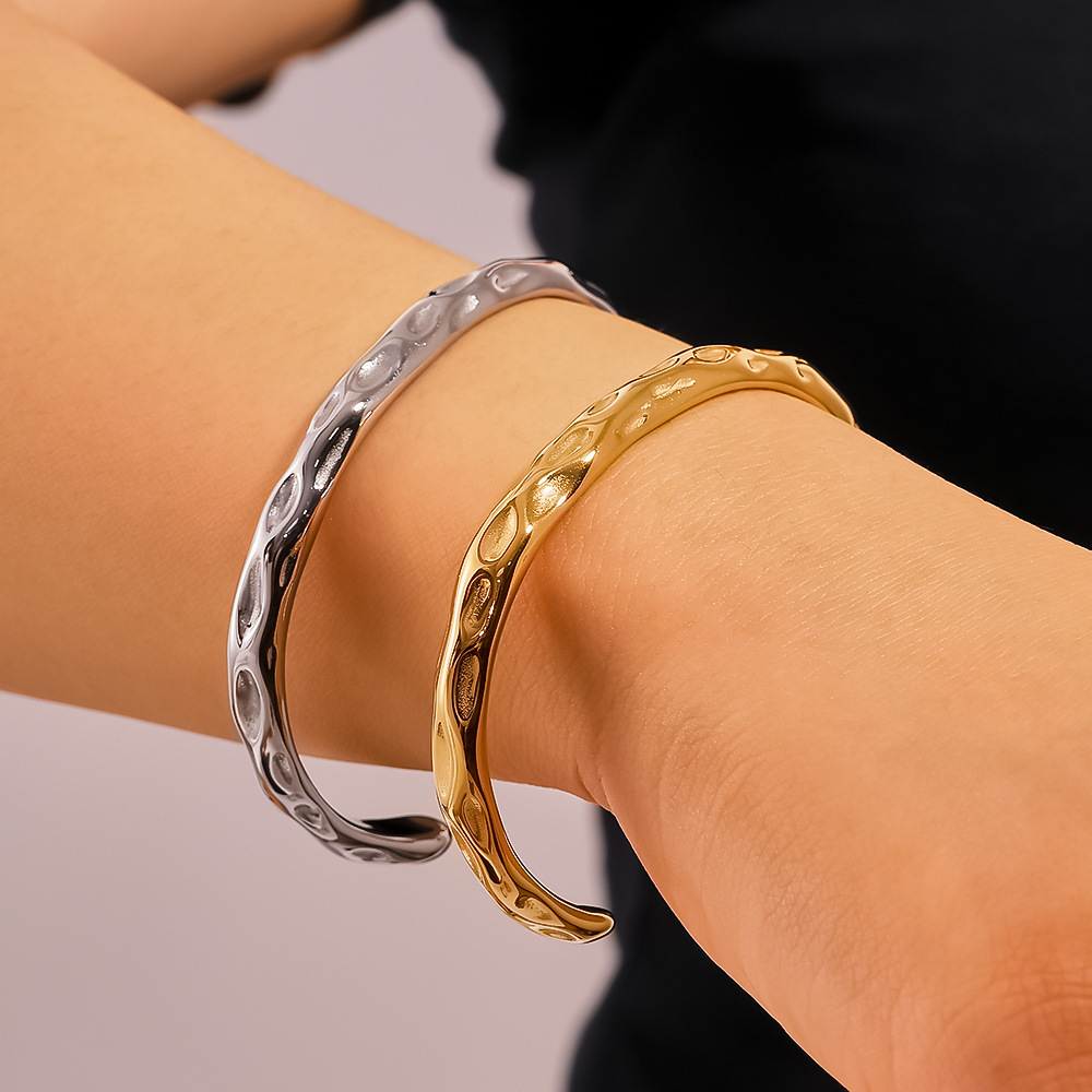 Ins pulsera de martillo irregular de personalidad de venta caliente, joyería de lujo ligera, diseño de nicho simple, pulsera retro en forma de C para mujer