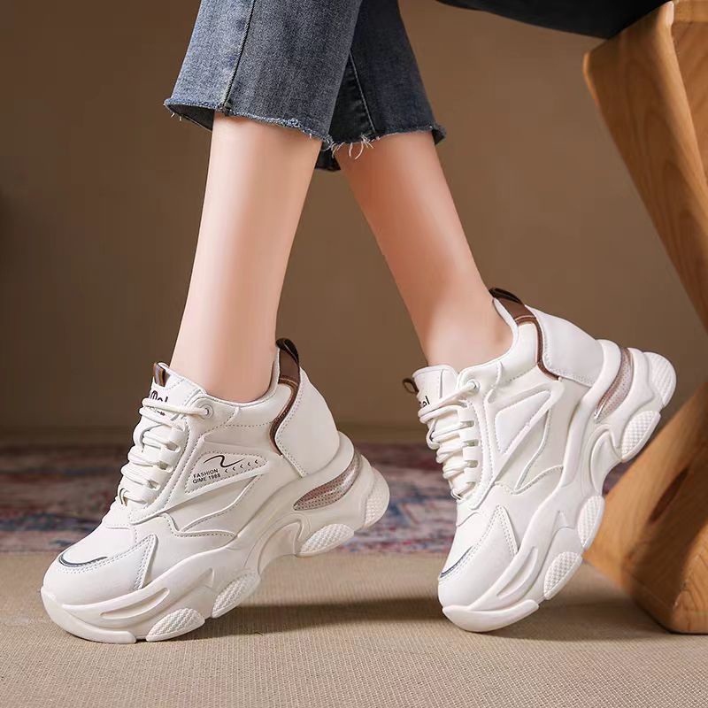 Zapatos de papá para mujeres 2024 nueva primavera y otoño gruesa parte inferior interior de altura pequeña ligera zapatos casuales zapatos deportivos blancos para niños