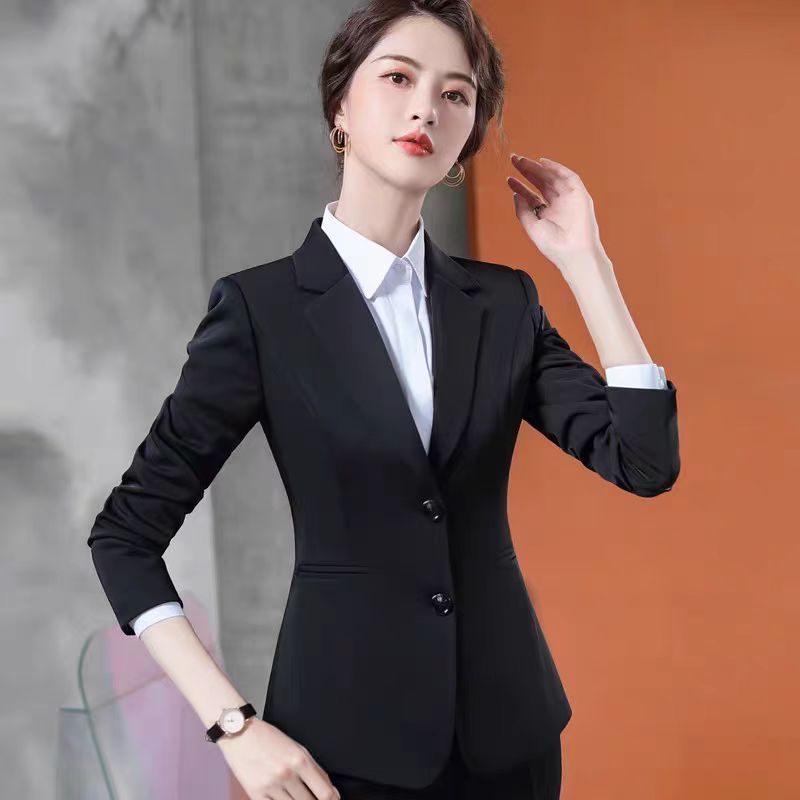 黒い小柄なスーツの女性春秋高級ホテルのフロントの職業作業服の事業はスーツのコートを編みます。|undefined