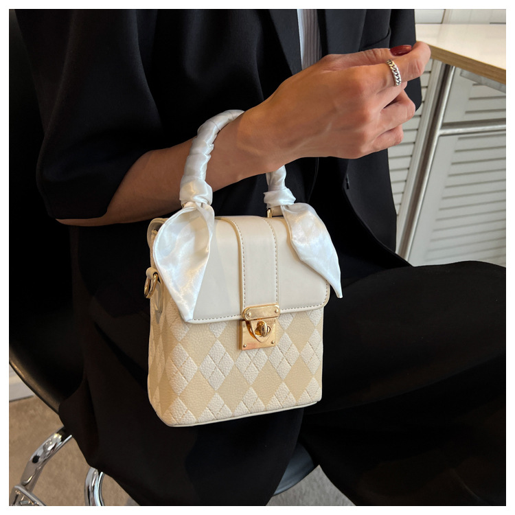 Women's Fashion Classic Style Solid Color Soft Surface Square Buckle Shoulder Bag Handbag Square Bag Pu Leather Shoulder Bags display picture 3