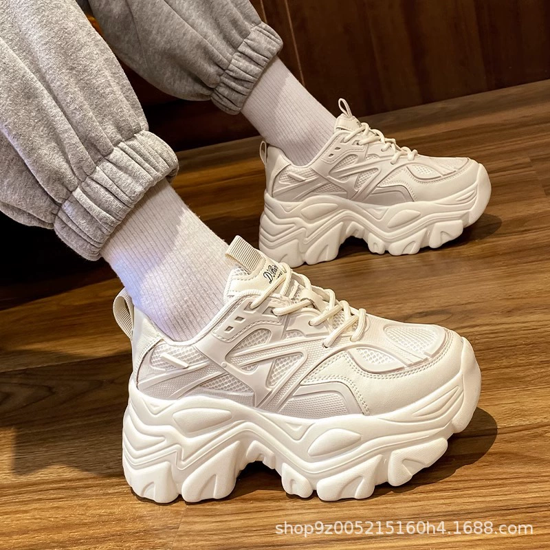 Женские кроссовки на платформе, осенний новый стиль 2024 года, увеличивающие рост, универсальные, черные на толстой подошве, подходят для миниатюрных людей.