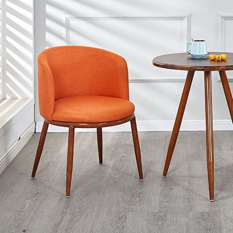 Оранжевое кресло с глубокими ножками