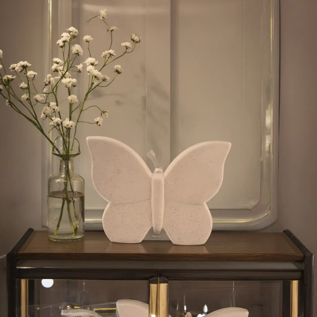 Decoración de mariposa de cerámica simple moderna, gabinete de vino de corazón de niña de alto valor, sala de estar, entrada de casa nueva, gabinete de TV, escritorio