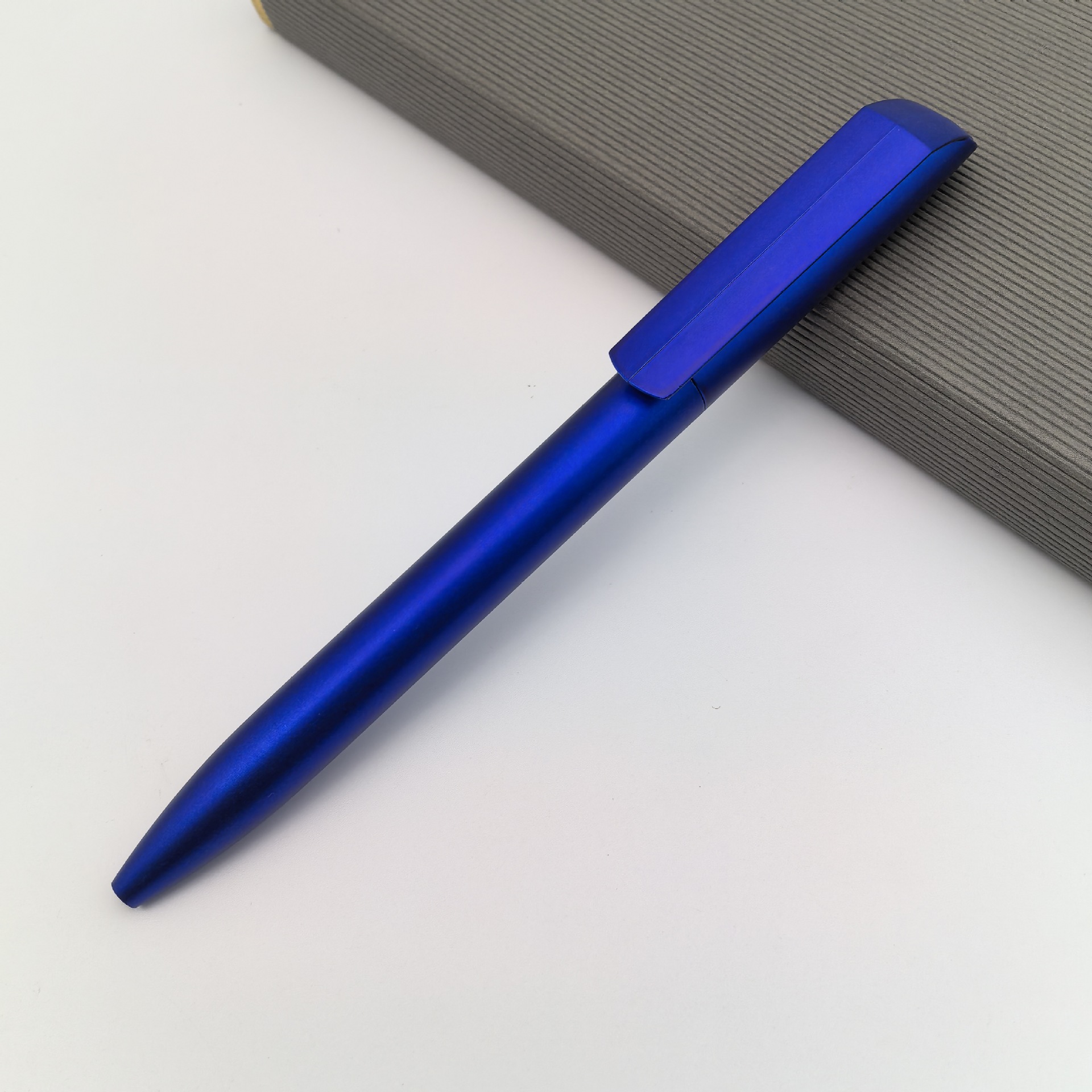 Suministro de bolígrafo de torsión de plástico de boca oblicua, pintura en aerosol, bolígrafo de regalo publicitario, bolígrafo de promoción de color, bolígrafo de logotipo de hotel publicitario