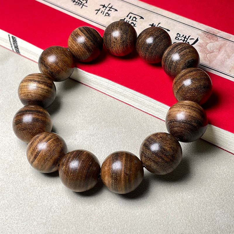 Этнический браслет-алтарь — бусины из сандалового дерева и ореха Walnut, размеры 10–20 мм