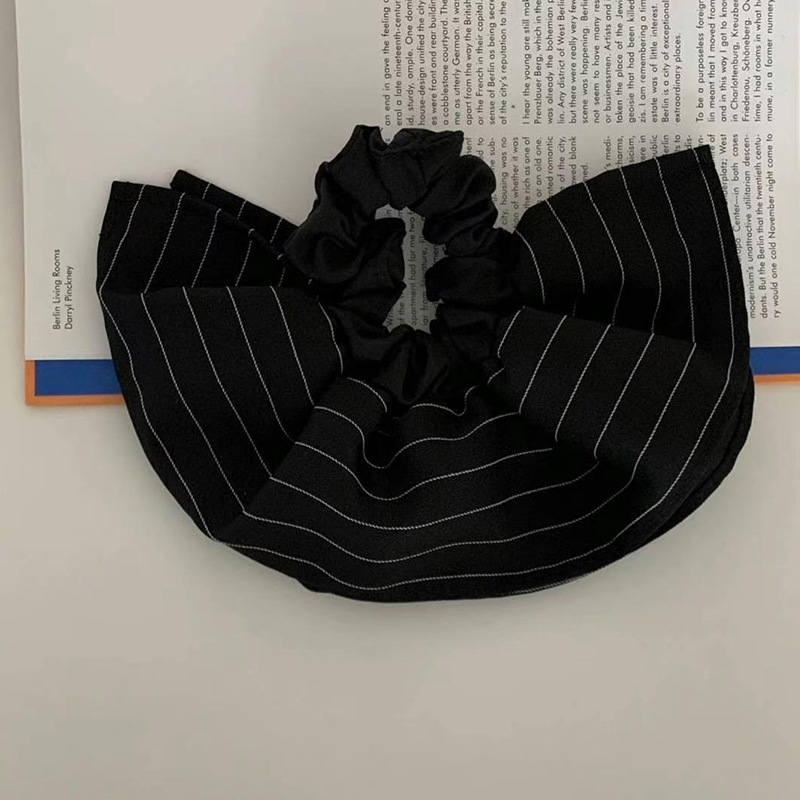 Los blogueros de earlobr de Corea del Sur tienen el mismo estilo ~ Falda, cuerda para la cabeza, lazo para el cabello del intestino grueso, pliegues, delicadas bandas de goma para atar la cabeza