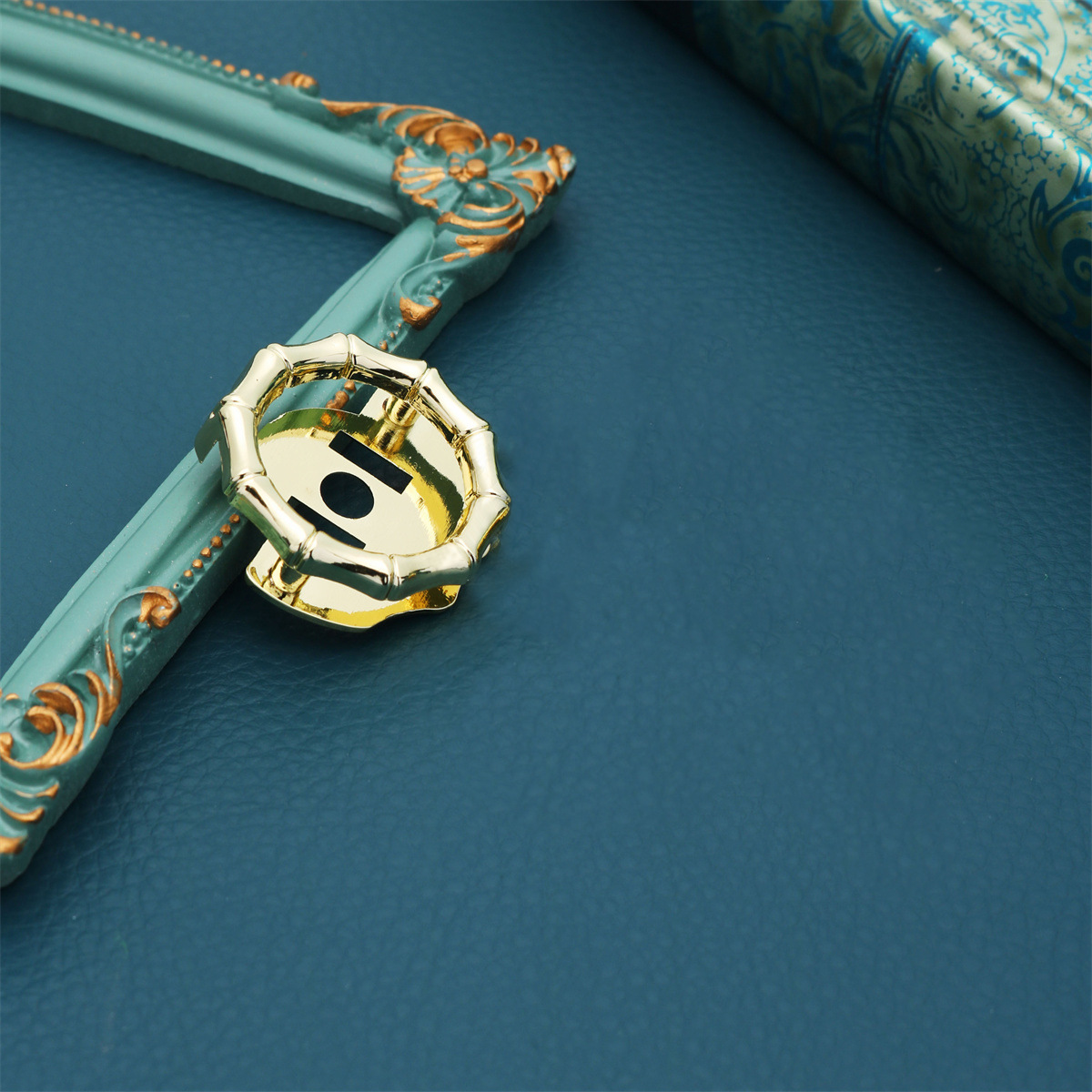 라이트 골드 라운드 마그네틱 버튼 잠금