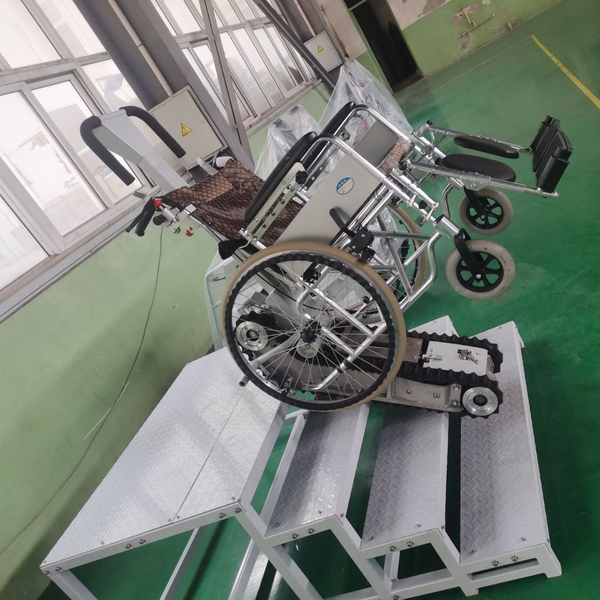 Máquina eléctrica para subir escaleras, elevador sin barreras para estaciones de tren de alta velocidad, vehículo para subir escaleras para personas con discapacidad, plataforma elevadora para sillas de ruedas ligeras