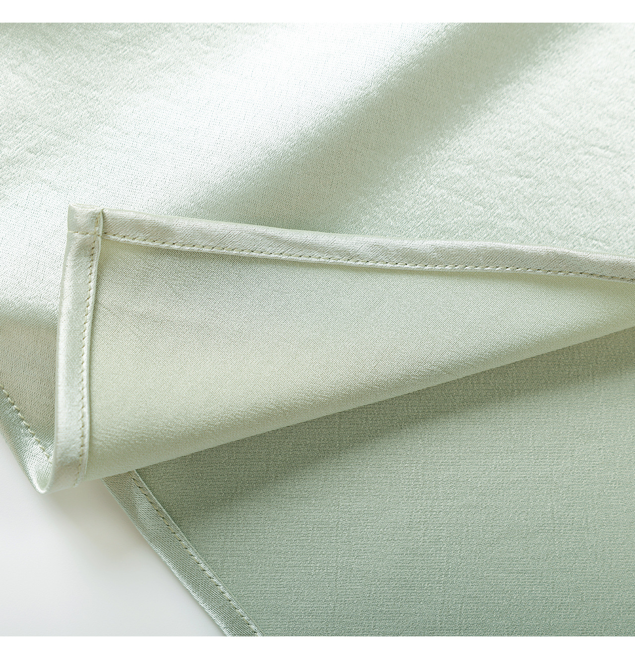 Chân váy satin thiết kế xéo gấu, chất liệu mỏng nhẹ thoáng mát — màu đen chi tiết 39