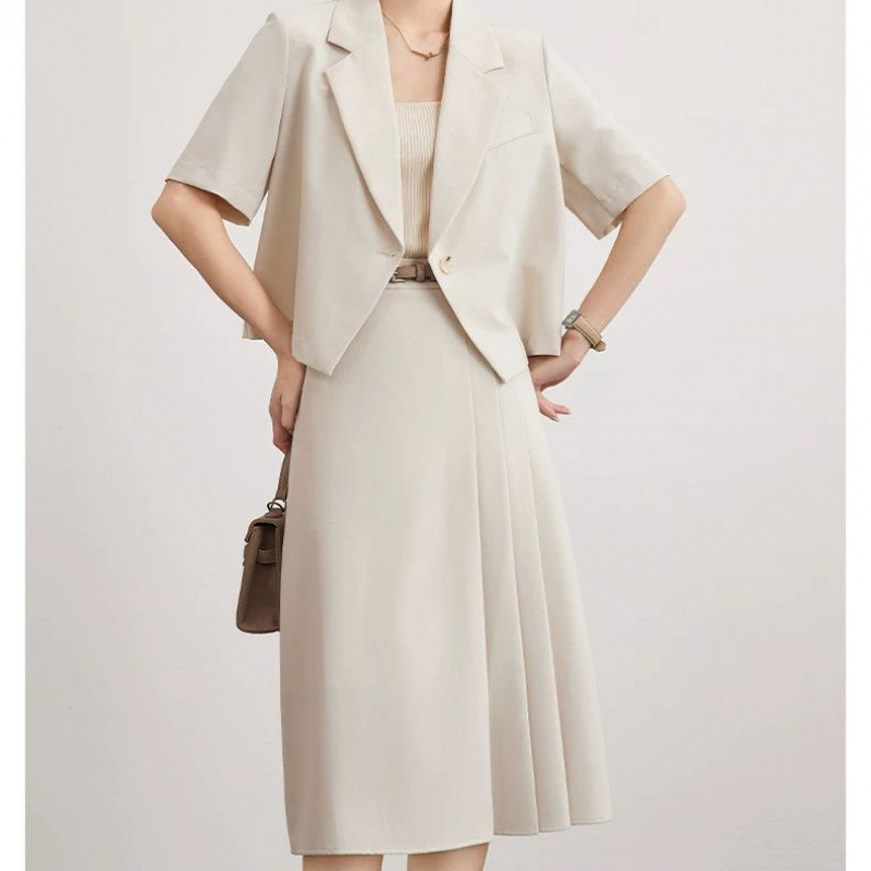 베이지색 정장 + 스커트