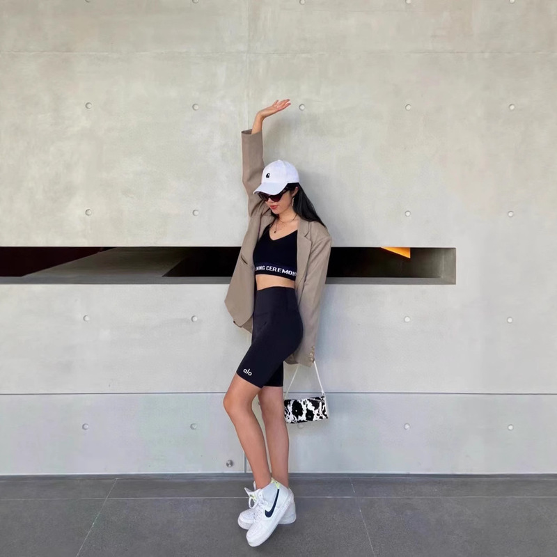 In-Stock Alo Yoga Shorts Women's Five-Point Cycling Shorts for Outdoor Wear Correct Version High-Waisted Running Sports Fitness