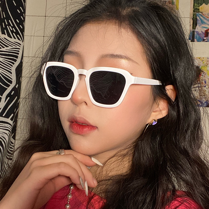 2021 nueva caja ins gafas de sol europeas y americanas calle femenina tiro Internet celebridad estilo simple moda leche té gafas de sol 97080