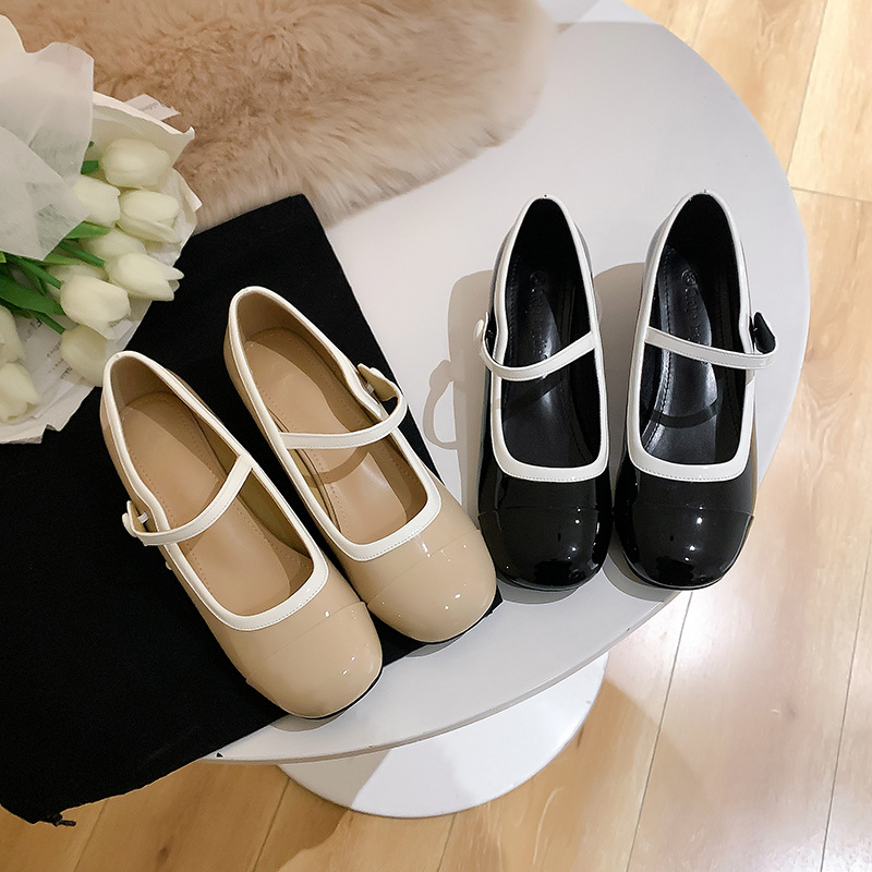 Un pequeño viento francés de fragancia, zapatos de talón grueso de Mary Zhen, primavera y otoño 2024, nuevos zapatos de tacones altos de cuero marrón esmaltado