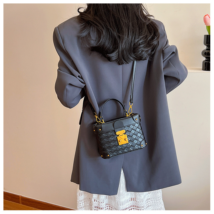 Women's Medium Pu Leather Solid Color Streetwear Zipper Crossbody Bag display picture 3