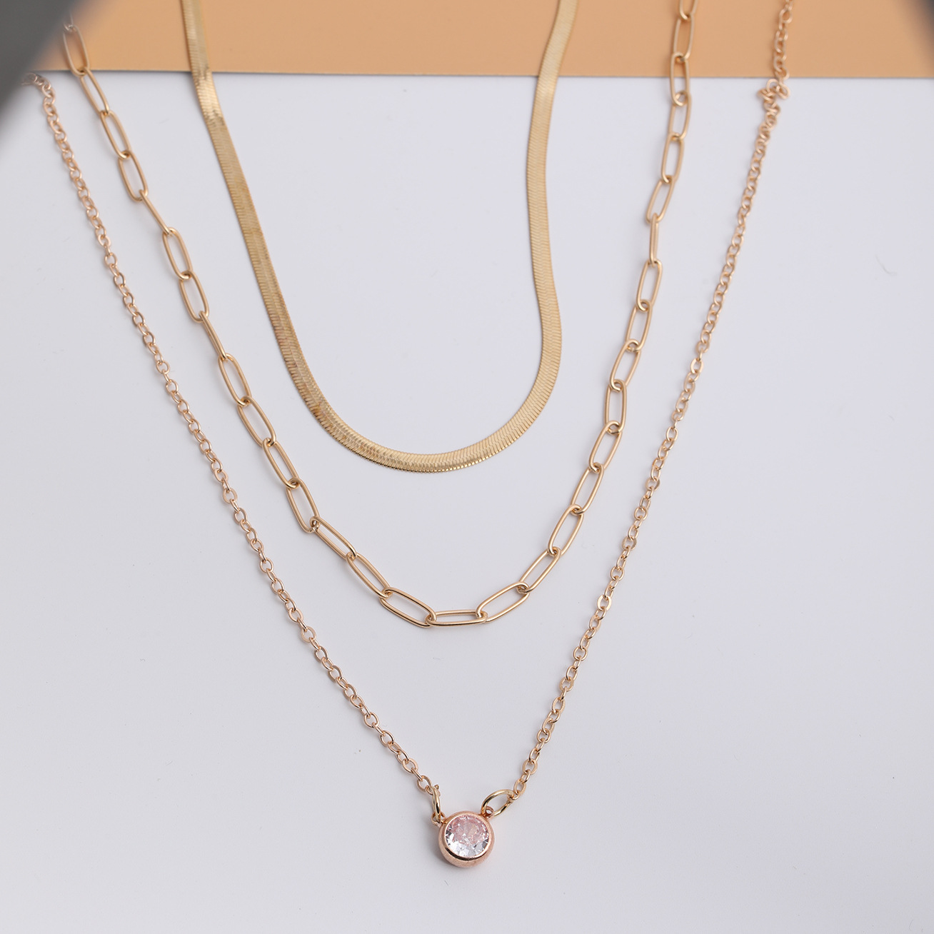 Collier à plusieurs rangs superposés, style européen et américain moderne et épuré, orné de strass._voghion.com