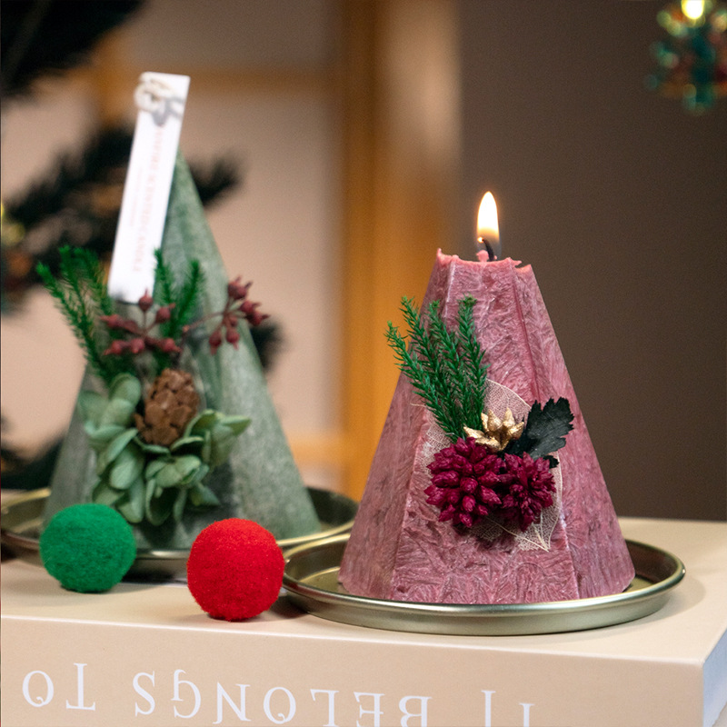 Enfeite de vela natalina criativo em formato de pinheiro com flocos de neve, estilo INS, para nicho ou presente sofisticado._voghion.com