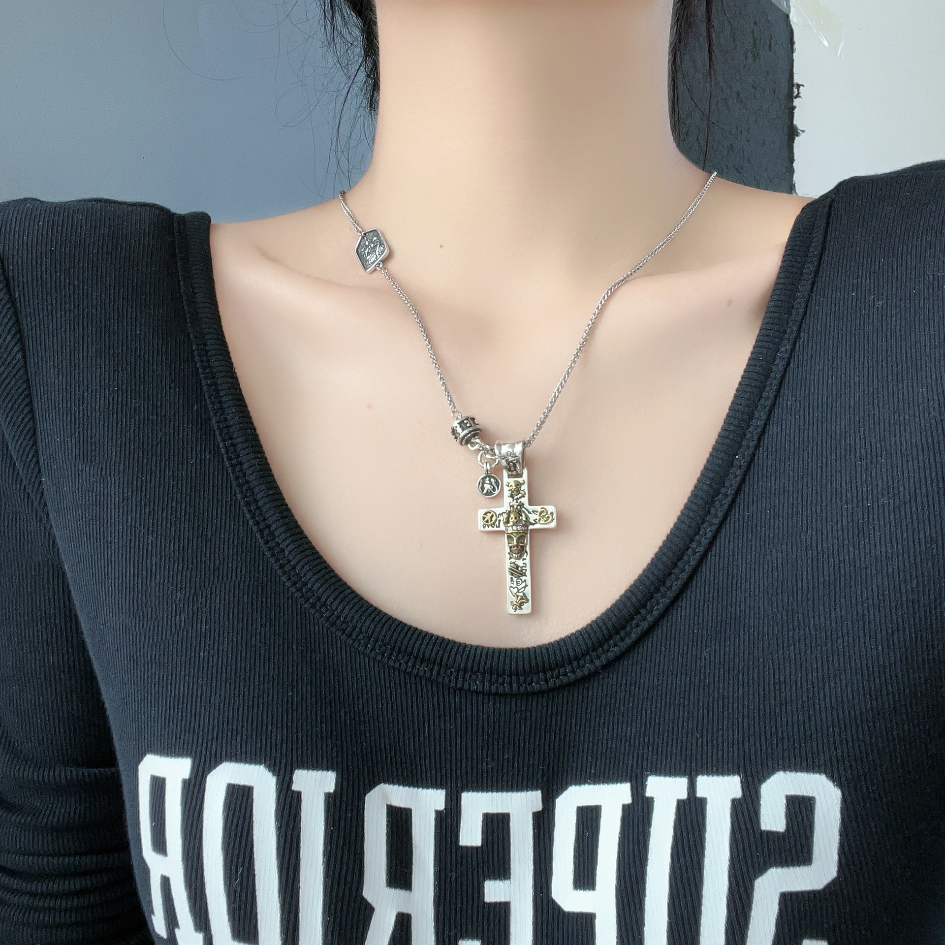 Nuova collana con ciondolo a forma di croce con teschio scuro da uomo, semplice e alla moda, con catena per maglione hip hop_voghion.com