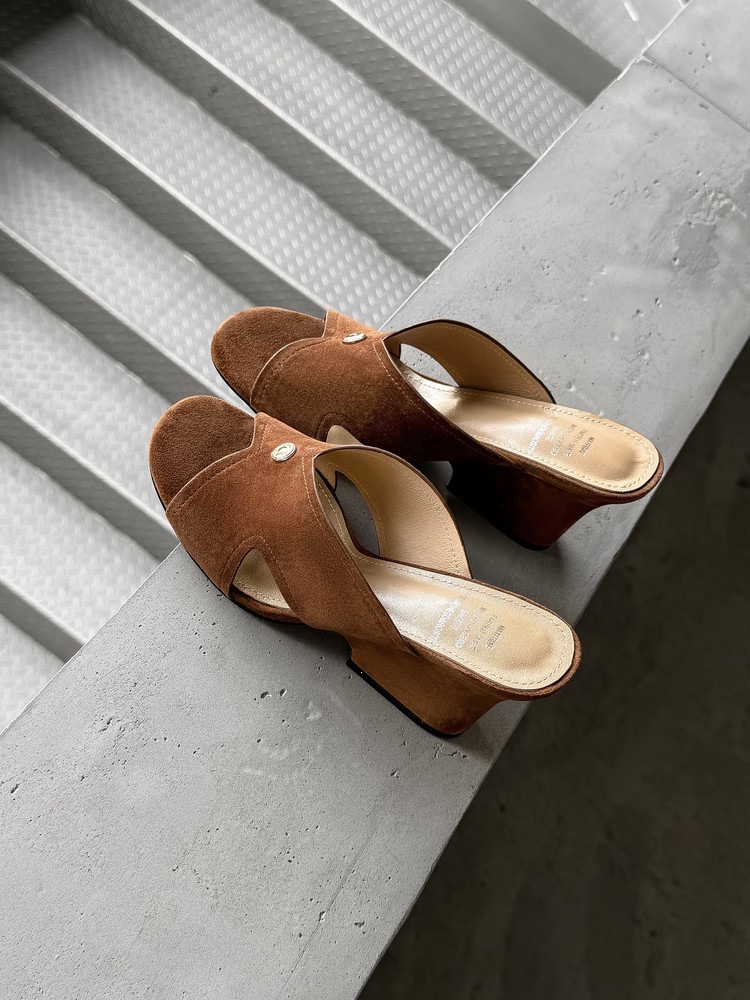 Sandal nữ da cừu hở mũi quai chéo gót xuồng 5 cm — màu nâu, Trang chủ, màu đen chi tiết 1