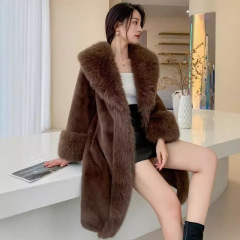 国境を越えた欧米の秋冬の女性のロングタイプのトカは皮のスーツの襟のコートの人造毛の毛皮のコートをまねます。