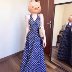 レトロな格子縞の首のワンピースの女性2025夏のギャルのリゾート風は腰を収めてやせている気質のストラップの長いスカートを現します。
