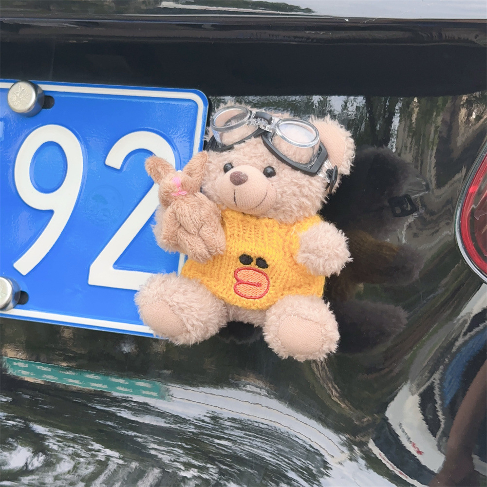 Colgante de coche Colgante trasero Dibujos animados lindo oso trasero trasero muñeca adorno pegatina baúl fuera del coche muñeca