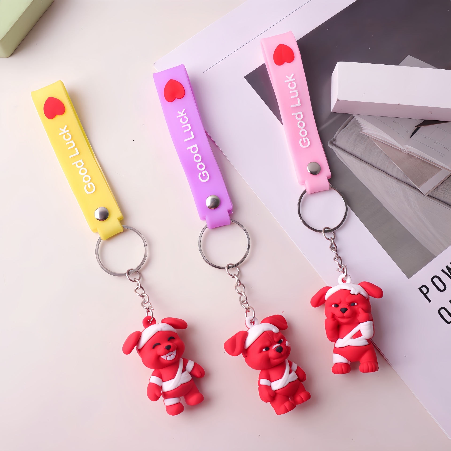 Explosiones transfronterizas perro rojo accesorios colgante de llaves juguete de moda muñeca colgante bolsos llaveros pequeños regalos al por mayor