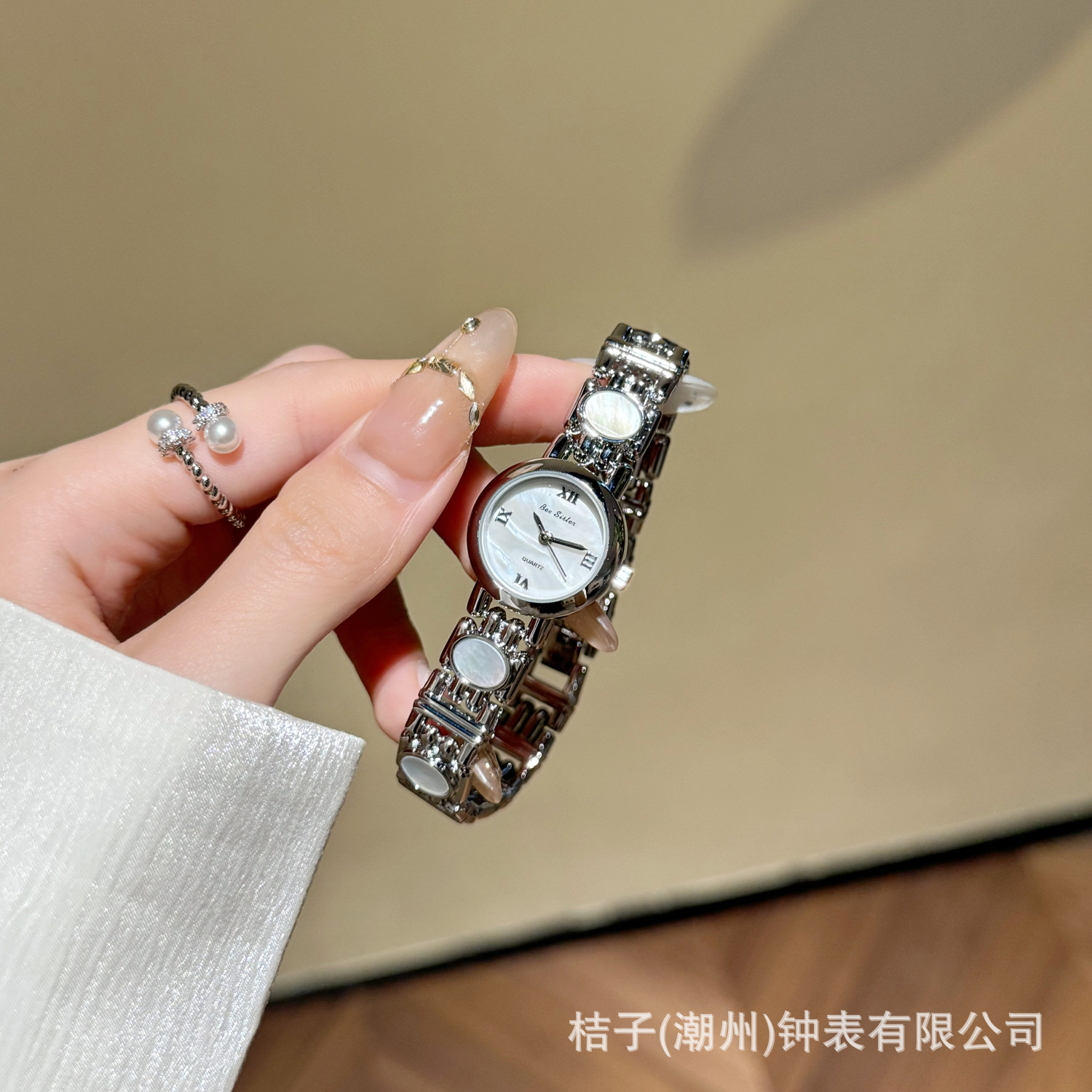 Classic silver [mother-of-pearl chain]