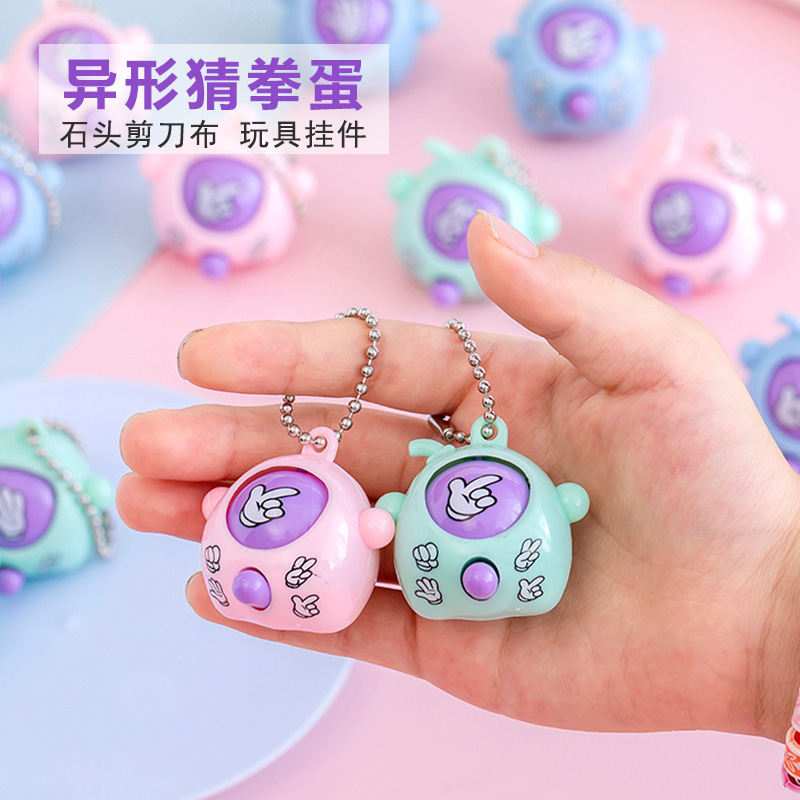 夜市の屋台、小物、義烏の赤い光る小さなおもちゃ、子供向けギフトを販売する屋台|undefined