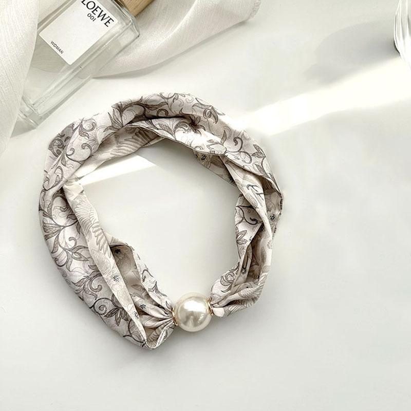 Pañuelo de seda para mujer primavera y verano 2024 nuevo collar de hebilla de succión magnética de perlas de alto nivel de nicho