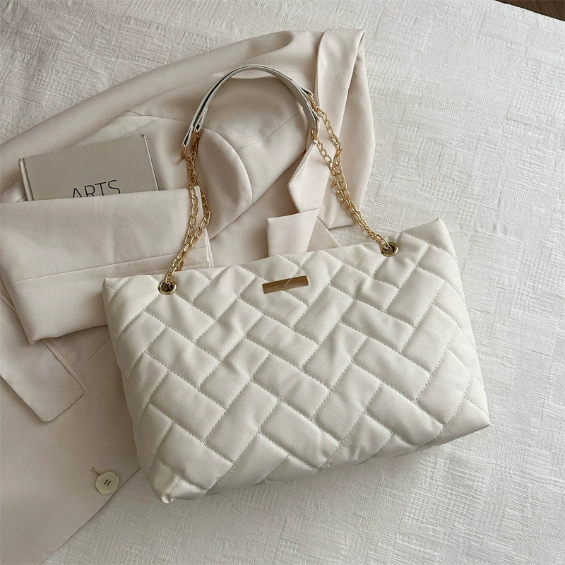 Capacious shoulder bag with diamond pattern, one-shoulder bag, city style, chain bag