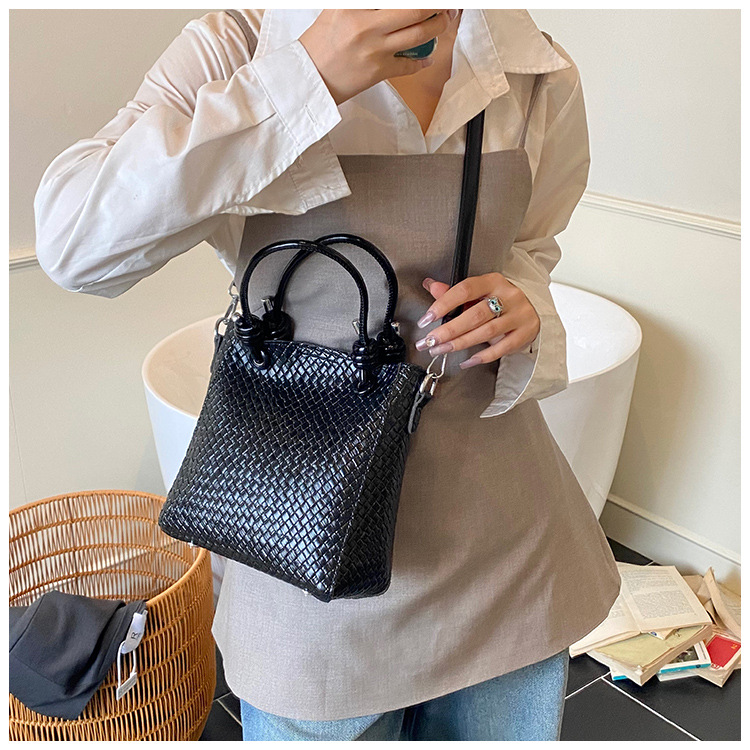 A niche and simple hand-held bucket bag for the summer of 2025, featuring a fashionable and stylish Korean style with a woven pattern, is a single-shoulder crossbody bag undefined