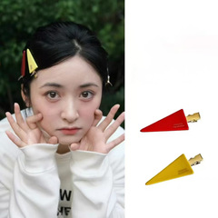 大衆が三角形の化粧をデザインしています。