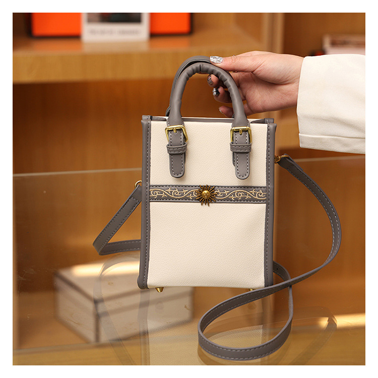 Women's Medium All Seasons Pu Leather Stripe Fashion Square Magnetic Buckle Square Bag display picture 3