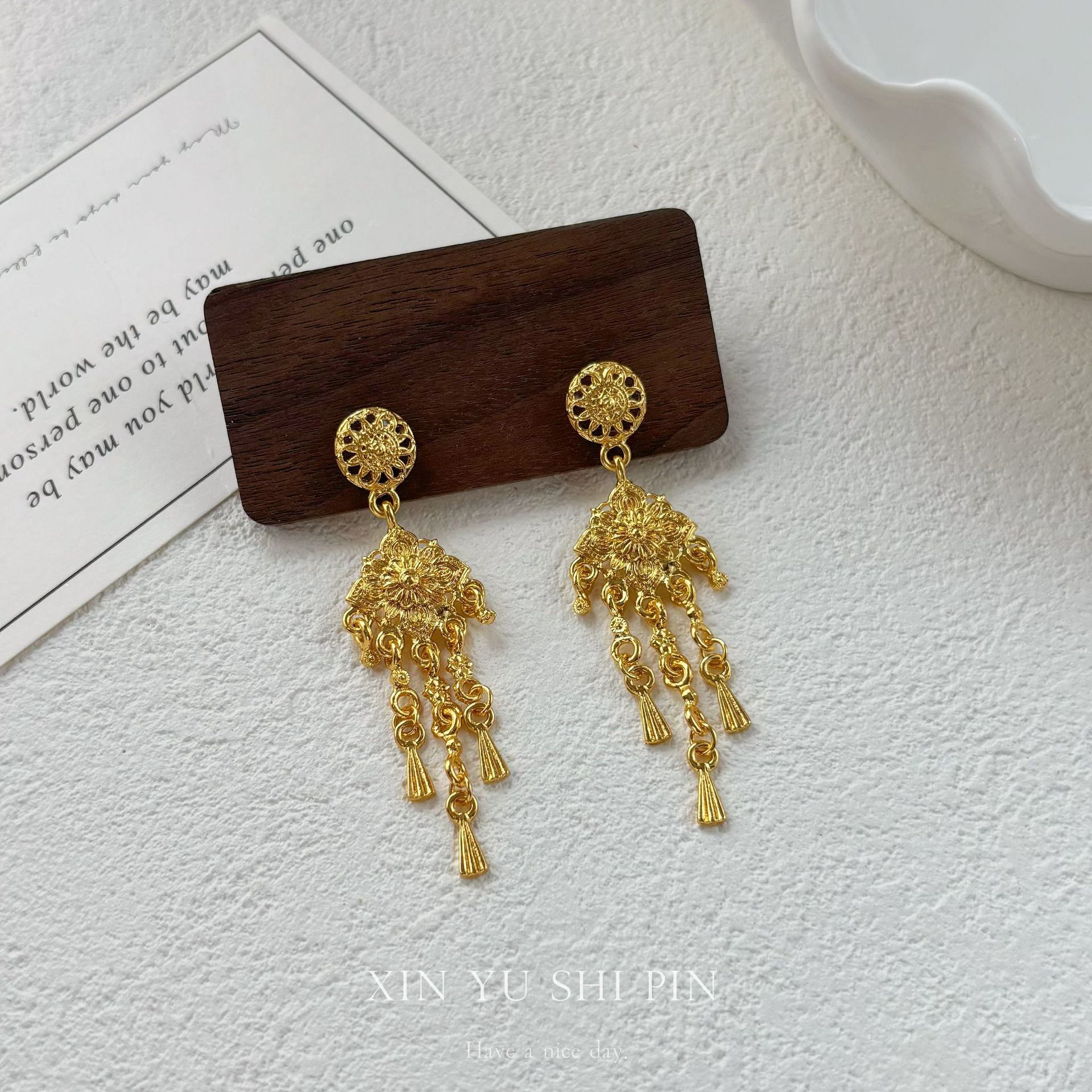 Boucles d'oreilles pendantes fleurs dorées style chinois luxe_voghion.com